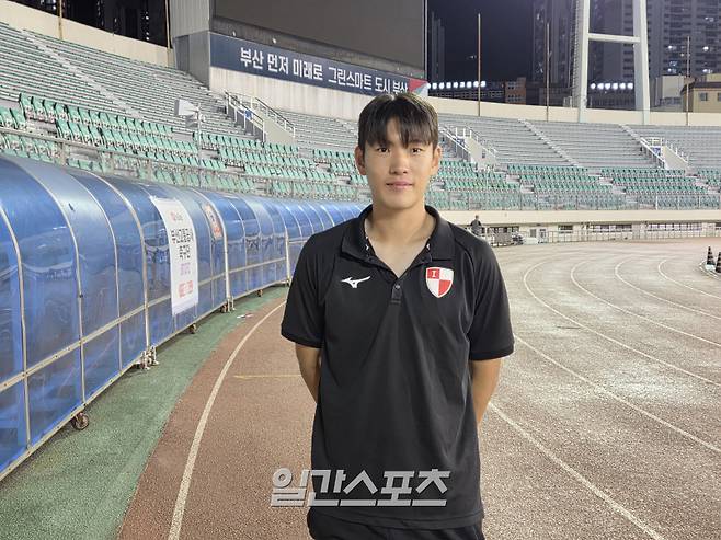 부산 조위제가 6일 부산 구덕운동장에서 끝난 수원과의 하나은행 K리그2 2025 28라운드를 마친 뒤 믹스트존 인터뷰에 응하고 있다. 부산=김우중 기자