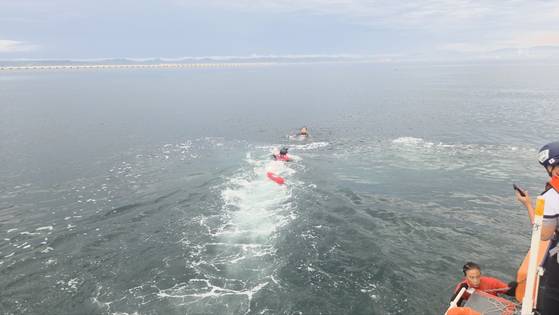 지난 2일 경북 포항시 영일만항 인근에서 경주 아시아태평양경제협력체(APEC) 정상회의를 앞두고 포항해양경찰서가 인명 구조 훈련을 하고 있다. 사진 포항해양경찰서