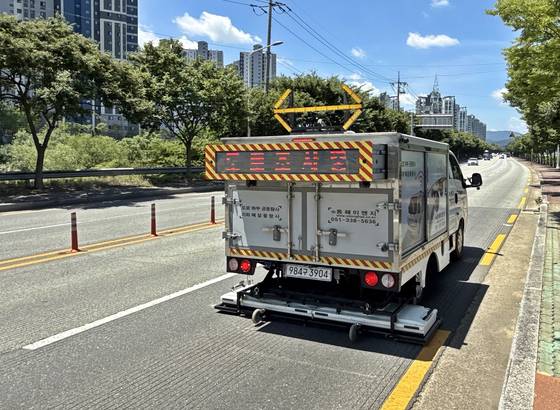 지난 2일 경북 경주시에서 아시아태평양경제협력체(APEC) 정상회의를 앞두고 주요 도로 곳곳의 땅꺼짐(싱크홀) 예방 안전 점검이 진행되고 있다. 사진 경주시