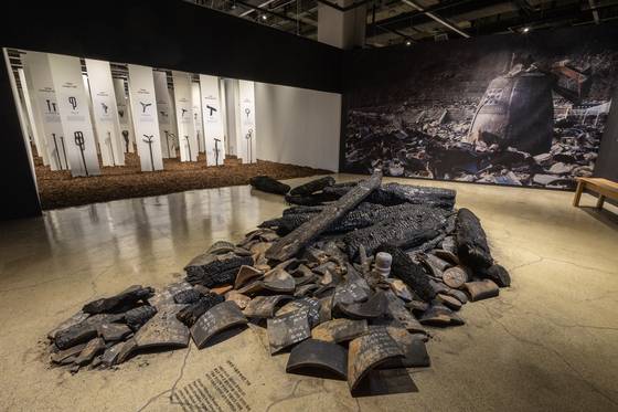 홍림회가 청주공예비엔날레 행사장에 전시한 경북 의성 고운사의 잔해. 사진 청주시