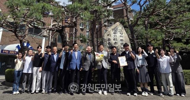 ▲ 김진태 강원도지사와 전·현직 강원학사 숙우회 임원 등은 지난 5일 서울 관악구에 위치한 강원학사를 방문, 시설을 둘러보고 학생들과 소통했다. 김여진 기자