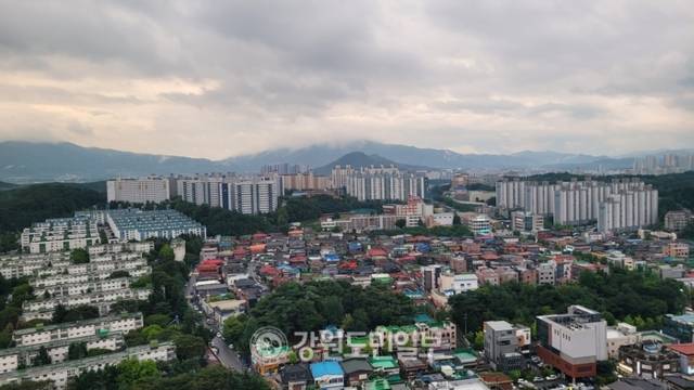 ▲ 6일 오후 강원 춘천시 후평동 일대에 소나기가 쏟아진 후 구름이 걷히고 있다. 김동화