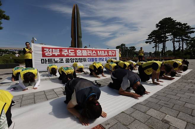 지난 3일 민주노총 마트노조 조합원들이 서울 용산 대통령실 앞에서 ‘홈플러스 사태’와 관련한 대통령 면담을 요구하며 108배를 하고 있다. (사진 출처: 민주노총 마트노조)