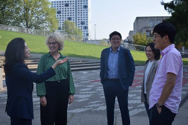 애나 푸트 델프트 공대 부총장이 정지원 델프트 공대 산업디자인공학과 교수(왼쪽), 김의영 산업디자인공학과 교수(오른쪽 세 번째), 양지은 기계공학과 교수(오른쪽 두 번째), 주철민 바이오나노과학과 교수(오른쪽)와 대화를 나누고 있다. / 델프트=강경주 기자