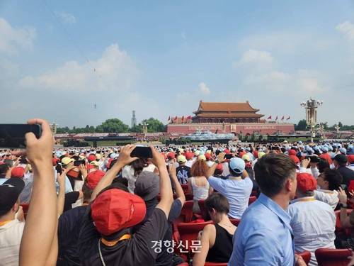 3일 중국 전승절 80주년 열병식에서 장비 부대가 행진하자 취재진과 초청객들이 일제히 휴대전화를 꺼내 촬영했다. 이날 대부분 외신기자에게는 망원렌즈 등의 장비 반입이 불허됐다. 베이징 |박은하 특파원