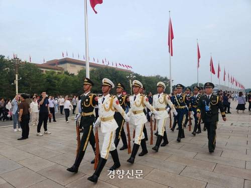 3일 중국 전승절 80주년 열병식 전 톈안먼 광장에서 의장대가 예행연습을 하고 있다. 베이징|박은하 특파원