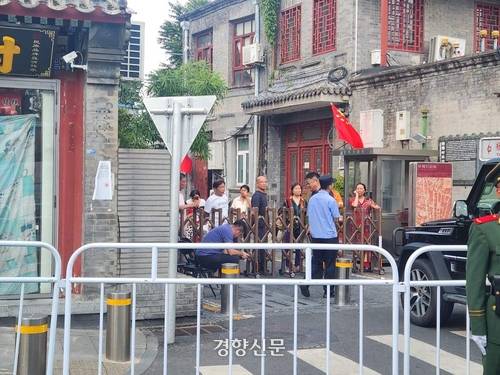 3일 중국 전승절 80주년 열병식이 열린 톈안먼 광장 인근 첸먼 후통 골목이 막혀 있다. 주민들이 울타리가 쳐진 골목 어귀에 나와 톈안먼 쪽을 바라보고 있다. 베이징|박은하 특파원