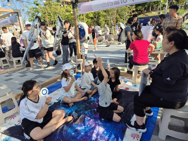 6일 오후 죽도문화광장에서 열린 송정 별바다 과학축제 우주 아틀라스 체험부스에서 참가들이 문제풀이를 하고 있다. 부산과학기술협의회 제공