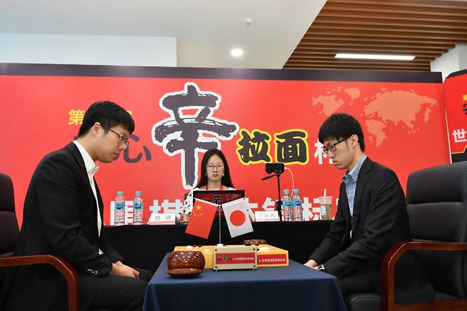 중국 탄샤오 9단(왼쪽)이 일본 쉬자위안 9단을 제압하고 2연승을 달렸다. 한국기원 제공