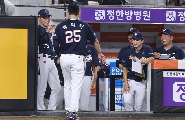 조성환 감독 대행과 양의지. 사진=두산 제공