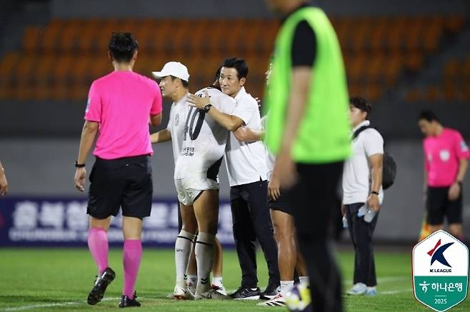 이찬동을 안아주고 있는 이을용 감독. 사진=한국프로축구연맹