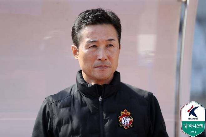 이을용 감독이 경남 FC 지휘봉을 내려놓는다. 사진=한국프로축구연맹