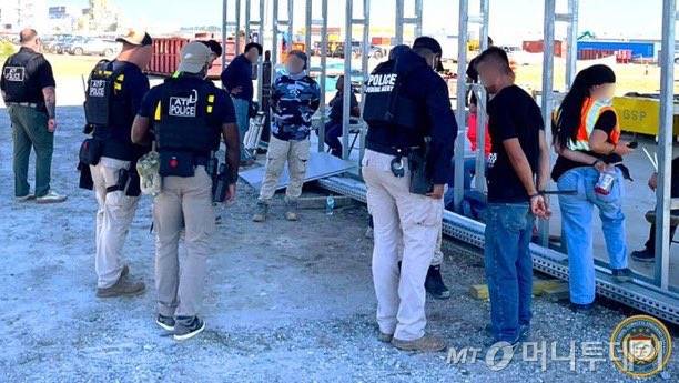 (서울=뉴스1) 김진환 기자 = 미국 이민당국이 4일(현지시간) 조지아주에 위치한 현대자동차와 LG에너지솔루션이 공동으로 건설 중인 조지아주 브라이언 카운티 소재 전기차 배터리 공장 건설현장을 급습해 불법체류자 혐의가 있는 450여명을 체포했다. 체포된 이들 중에는 출장간 한국인 30여명도 포함돼 있는 것으로 알려졌다. 이번 수사에 참여한 주류·담배·총기·폭발물 단속국 애틀랜타 지부(ATF Atlanta)는 엑스(X, 옛 트위터)를 통해 이번 작전에는 “국토안보수사국(HSI)과 연방수사국(FBI), 마약단속국(DEA), 이민세관단속국(ICEO), 조지아주 순찰국 및 기타 기관이 참여했다”며 “지역 사회 안전에 대한 우리의 헌신을 강조했다”고 밝혔다. (ATF 애틀랜타 X 계정 캡처, 재판매 및 DB 금지) 2025.9.5/뉴스1 Copyright (C) 뉴스1. All rights reserved. 무단 전재 및 재배포, AI학습 이용 금지. /사진=(서울=뉴스1) 김진환 기자