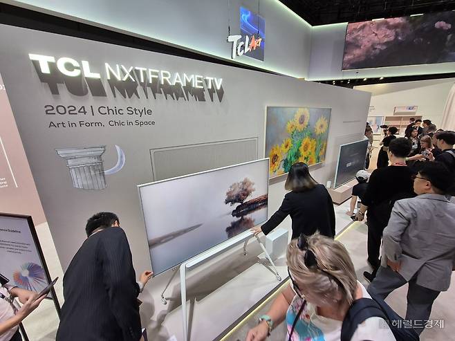 TCL이 지난해 IFA 2024에서 선보인 ‘NXTFRMAE TV’. 베를린=김현일 기자
