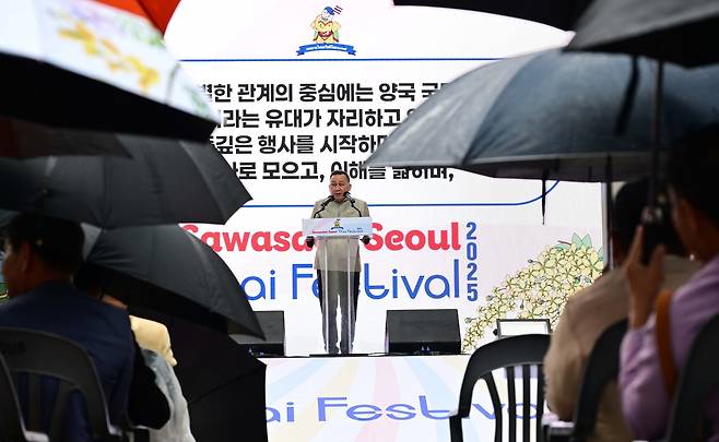 두씻마나판 태국 외교부장관 고문이 6일 오전 서울 중구 청계광장에서 열린 싸와디 서울 타이 페스티벌 2025 개막식에서 개회사를 하고 있다. 올해로 10회를 맞이한 싸와디 서울 타이 페스티벌 2025는 서울 도심에서 태국의 문화와 예술, 음식 등 다양한 태국 문화를 접할 수 있는 축제로 6일과 7일 양일간 진행됐다. 이상섭 기자