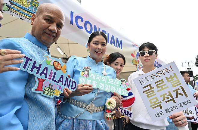 6일 오전 서울 중구 청계광장에서 열린 싸와디 서울 타이 페스티벌 2025 행사장에서 관계자들이 피켓을 들고 홍보를 하고 있다. 올해로 10회를 맞이한 싸와디 서울 타이 페스티벌 2025는 서울 도심에서 태국의 문화와 예술, 음식 등 다양한 태국 문화를 접할 수 있는 축제로 6일과 7일 양일간 진행됐다. 임세준 기자