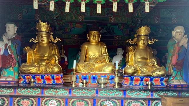 안동 광흥사 응진전에 봉안된 소조석가여래오존상 및 16나한상 일괄. 국가유산청