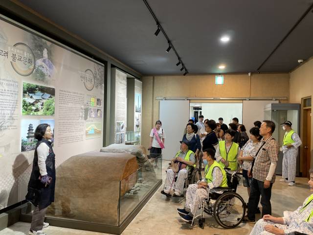 ▲안동댐·시립박물관에 도착해 전시물을 관람하며 역사와 문화를 접하고 있는 경북도립안동노인전문병원 환자 가족과 병원관계자. ⓒ 안동유리의료재단