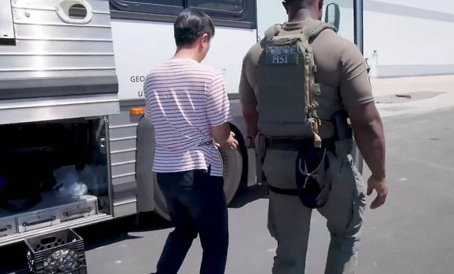 미국 이민당국이 공개한 현대차-LG엔솔 이민단속 모습. 한국인 추정 현장 근로자가 결박당한 채 연행되고 있다. ICE 영상 캡처