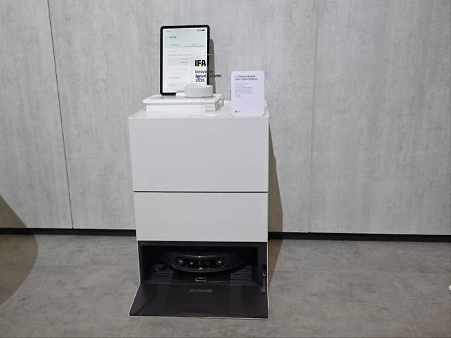 LG전자의 빌트인형 로봇청소기인 ‘히든 스테이션’이 6일(현지시간) 독일 베를린 IFA 2025에 전시돼 있다. 곽소영 기자