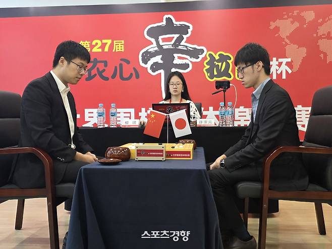 탄샤오 9단(왼쪽)이 6일 중국 칭다오 농심공장에서 열린 제27회 농심신라면배 세계바둑최강전 4국에서 쉬자위안 9단과 대국하고 있다. 칭다오 | 윤은용 기자