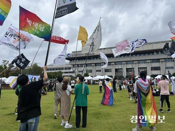 6일 오후 인천시청 앞 애뜰광장에서 열린 ‘제8회 인천퀴어문화축제’에서 시민들이 깃발을 흔들고 있다. 2025.9.6 /백효은기자 100@kyeongin.com
