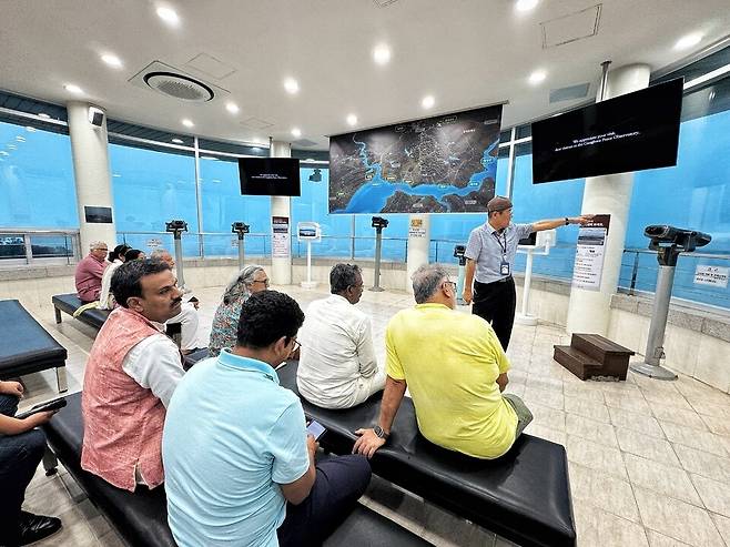 ▲지난 6일 인천 강화군 평화전망대를 찾은 내빈들이 우리나라 분단의 역사에 대해 설명을 듣고 있다. /홍준기 기자 hong@incheonilbo.com