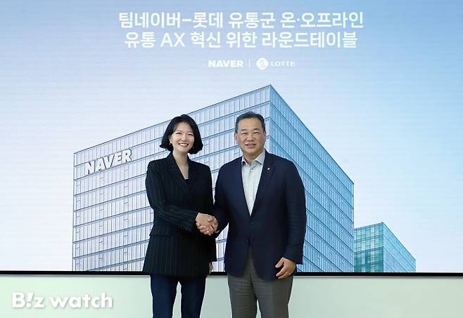 최수연 네이버 대표(왼쪽)와 김상현 롯데 유통군 총괄대표 부회장(오른쪽)이 지난 5일 경기도 성남의 네이버 1784에서 유통 AX 혁신을 위한 협력 방안을 논의했다./사진=네이버 제공