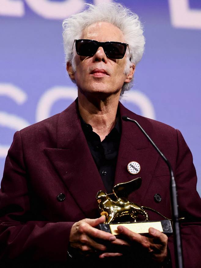 7일 오전(한국시간) 이탈리아 베니스 리도섬에서 열린 제82회 베니스국제영화제 폐막식에서 최고 영예인 황금사자상을 수상한 ‘파더 마더 시스터 브라더’의 짐 자무시 감독이 트로피를 들고 포즈를 취하고 있다. (사진=로이터)