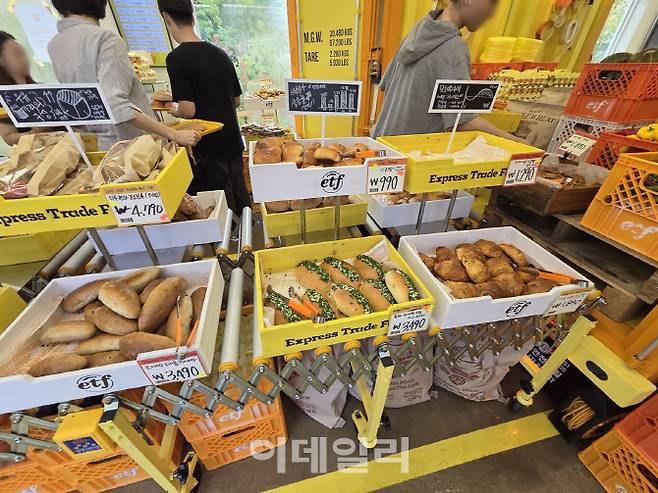매장 안의 빵 진열대에는 가격표 대신 ‘ETF’ 같은 장난스러운 문구가 붙어 있었다. 원래 금융 용어인 ‘ETF’를 ‘빠른 거래 농장(Express Trade Farm)’이라는 식으로 바꿔 표현한 것이다. (사진=한전진 기자)