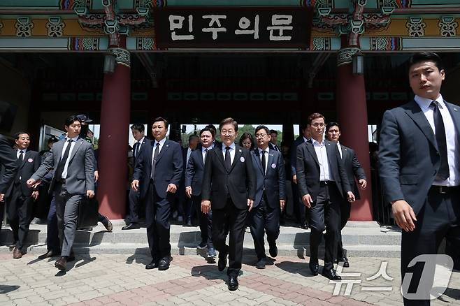 이재명 대통령(당시 더불어민주당 대통령 후보)이 지난 5월 18일 광주 북구 운정동 국립5·18민주묘지에서 열린 제45주년 5·18민주화운동 기념식에 참석한 후 이동하고 있다. (공동취재) 2025.5.18/뉴스1 ⓒ News1 이재명 기자