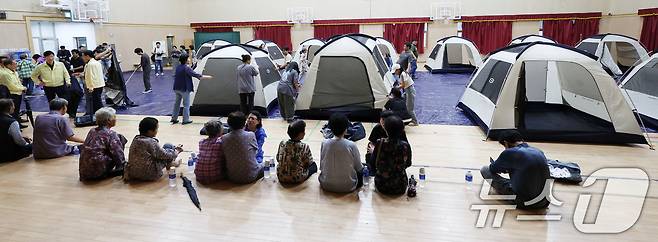 전북지역에 극한호우가 내린 7일 전북 전주시 용소중학교 마련된 대피소에 진기·월평마을 주민들이 집중호우로 인한 대피명령을 받고 대피해 있다. 2025.9.7/뉴스1 ⓒ News1 유경석 기자