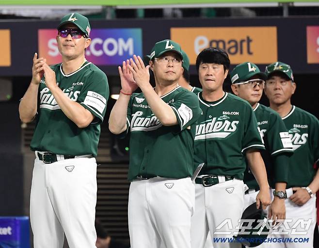 5일 인천 SSG랜더스필드에서 열린 SSG와 롯데의 경기. SSG가 롯데에 7대 5로 승리했다. 경기 종료 후 선수들에게 박수를 보내고 있는 SSG 이숭용 감독. 인천=송정헌 기자songs@sportschosun.com/2025.09.05/