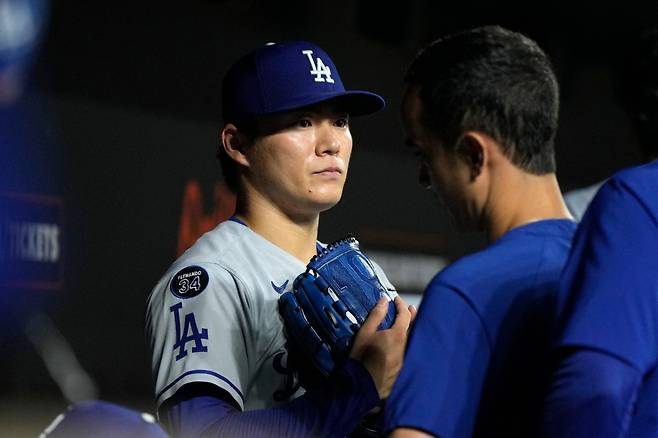 LA 다저스가 메이저리그 역사에 남을 희대의 참패를 당했다.다저스는 7일(한국시각) 볼티모어 캠든야즈에서 열린 2025 메이저리그 볼티모어 오리올스와의 경기에서 3대4로 패했다.다저스는 노히트노런에 아웃카운트 1개를 남겨놓고 역전패를 자초했다. 메이저리그 공식 홈페이지 MLB.com에 따르면 9회 2사 후에 노히트노런이 홈런으로 깨진 뒤 역전패까지 당한 팀은 다저스가 역사상 최초다.AFP연합뉴스