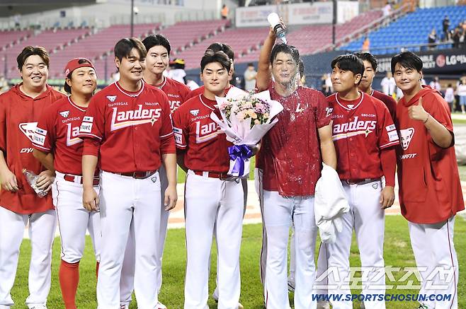 7일 서울 잠실구장에서 열린 SSG-LG전. SSG가 7대3으로 승리했다. 2000 탈삼진 대기록을 달성한 김광현이 경기 후 후배들의 물세례를 받은 후 기념사진을 찍고 있다. 잠실=정재근 기자 cjg@sportschosun.com/2025.9.7/