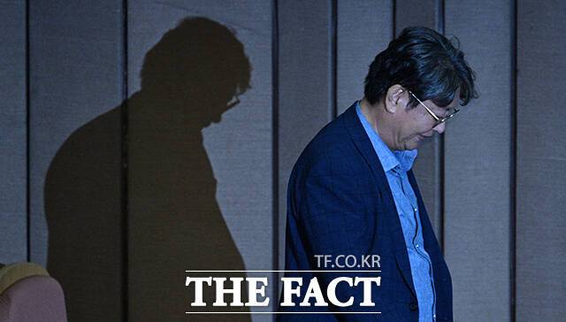 미공개 정보를 이용해 주식을 차명으로 거래한 혐의를 받는 이춘석 무소속 의원을 조사하고 있는 경찰이 보좌관 차모 씨 계좌에 반복 입금된 현금의 출처와 정부 발표 전 종목 매수 정황 등 미공개 정보 이용 혐의를 규명하는 데 수사력을 집중하고 있다.사진은 '차명 주식 거래 의혹'을 받는 이춘석 의원이 지난 8월5일 오후 서울 여의도 국회에서 열린 본회의에 참석해 투표를 위해 이동하고 있는 모습. /국회=박헌우 기자