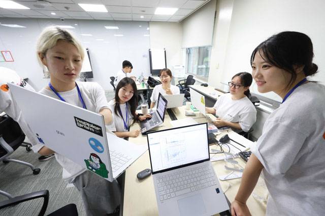 LG 에이머스 해커톤 참가자들이 토론하고 있다. /LG