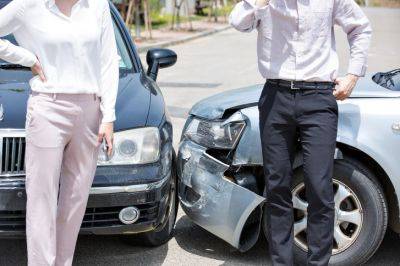 두 차량이 사고를 내고 정차해 있다.