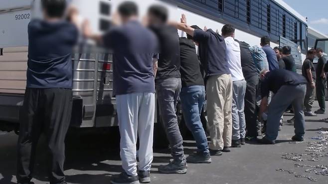 2025년 9월 4일 미국세관이민단속국(ICE)이 미국 조지아주 현대차그룹·LG에너지솔루션의 합작 배터리 공장 건설현장을 급습해 한국인 직원들을 체포해 연행하기전 몸수색을 하고 있다. / ICE 홈페이지