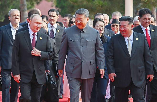 9월 3일 블라디미르 푸틴 러시아 대통령(왼쪽), 시진핑 중국 국가주석(가운데), 김정은 북한 국무위원장(오른쪽) 등이 전승절 열병식 참관을 위해 베이징 톈안먼 망루로 이동하고있다./UPI 연합뉴스