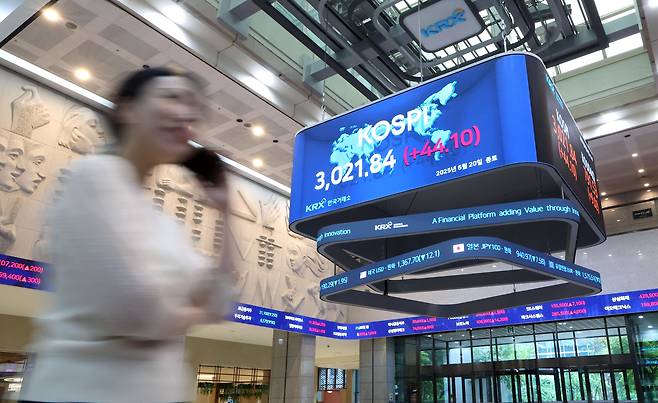 코스피 3년 6개월 만에 3000선을 회복한 지난 6월 20일 한국거래소 로비 전경. /연합뉴스