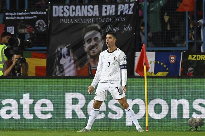 포르투갈 축구 국가대표팀 공격수 크리스티아누 호날두가 7일 아르메니아와의 2026 북중미 월드컵 유럽 지역 예선 F조 조별리그 1차전에서 팀의 두 번째 골을 넣은 뒤 전매특허인 ‘호우 세리머니’를 펼치고 있다. 이날 멀티골을 기록하며 포르투갈의 5-0 대승을 이끈 호날두는 사상 최초로 A매치 ‘140호골 고지’를 밟았다. 예레반=AP 뉴시스