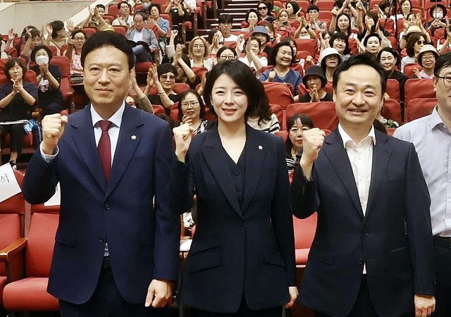 9월6일 국회 의원회관에서 친한(親한동훈)계 정성국(왼쪽) 국민의힘 의원과 윤석만(오른쪽) 전 중앙일보 논설위원(유튜브 ‘석만 TV’)이 공동주최한 ‘진짜 보수가 나아갈 길’ 토론회에 배현진(가운데) 의원이 함께 참석해 기념촬영을 하고 있다.<정성국 국회의원 페이스북 사진 갈무리>