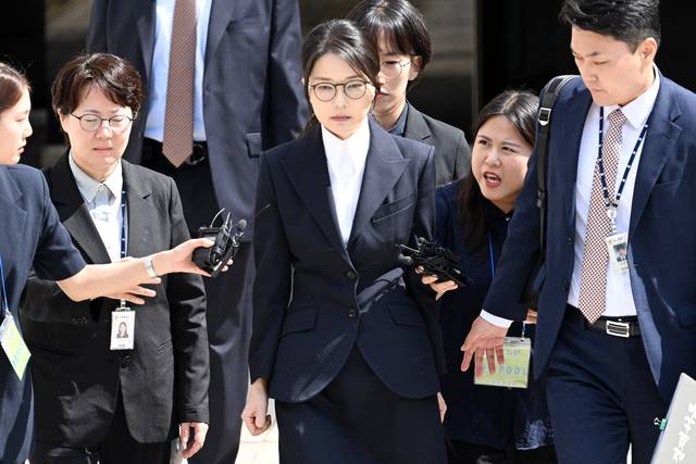 지난 8월12일 윤석열 전 대통령 부인 김건희씨가 구속 전 피의자 심문(영장실질심사)을 마친 뒤 서울 서초구 서울중앙지법을 나서고 있다.<사진공동취재단·연합뉴스>