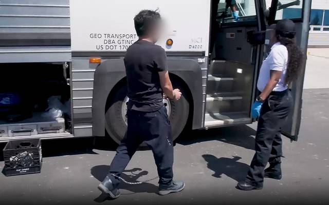 미국 이민세관단속국이 지난 4일(현지시간) 조지아주 현대차그룹-LG에너지솔루션의 합작 배터리 공장 건설 현장에서 벌인 고용 단속을 하고 있다. 미국 이민세관단속국 홈페이지 영상 캡처.