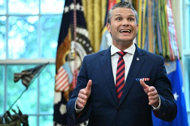 5일 워싱턴 백악관 오벌 오피스에서 도널드 트럼프 대통령이 행정명령에 서명한 후 피트 헤그세스 미국 국방장관이 기자들과 대화하고 있다. 워싱턴=AFP 연합뉴스