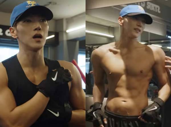 보이그룹 2PM 멤버 준케이(37)가 원조 ‘짐승돌’다운 무결점 복근을 자랑했다./사진=유튜브 채널 ‘김종국 GYM JONG KOOK’ 캡처