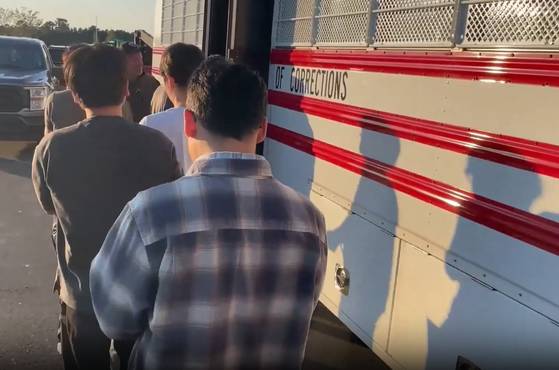 미국 이민 단속 당국이 홈페이지를 통해 지난 4일(현지시간) 조지아주 현대차그룹-LG에너지솔루션의 합작 배터리 공장 건설현장에서 벌인 불법체류·고용 단속 현장 영상을 홈페이지를 통해 공개했다. ICE 영상 캡처