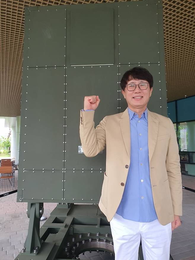 조덕수 RFHIC 대표가 DTR 기만 레이더 앞에서 파이팅을 외치고 있다. 과천=윤현주 기자