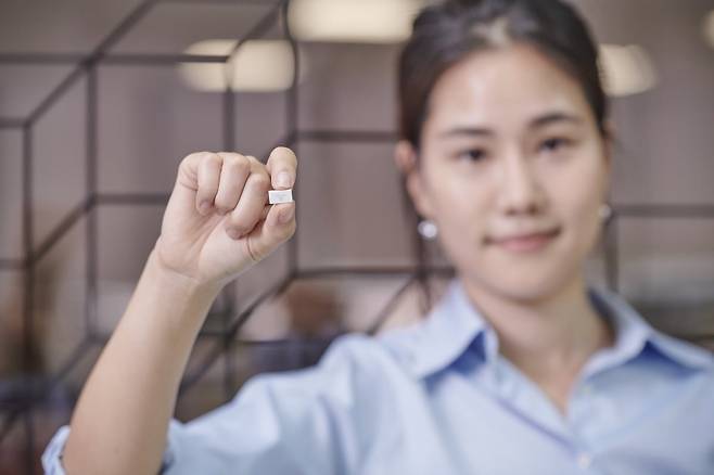 조은애 팀장이 초소형 하이브리드 전력증폭기를 보여주고 있다 . RFHIC 제공